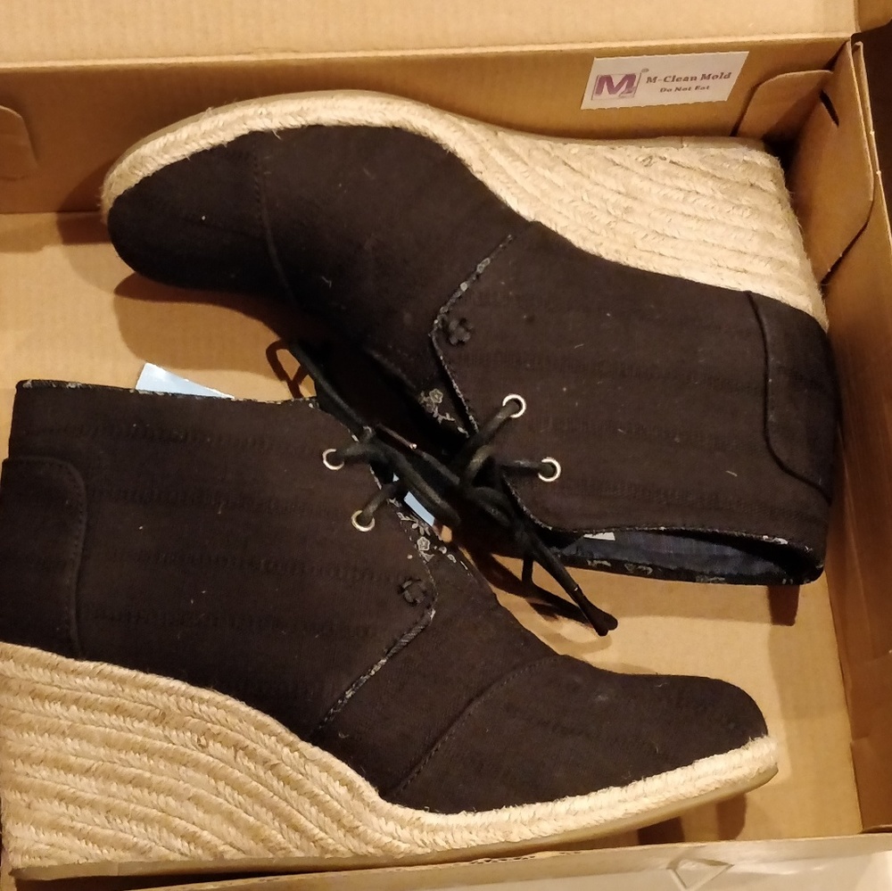 Toms black textured linen desert wedge